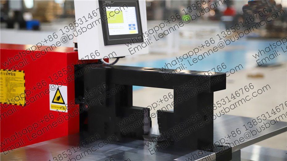 Piegatrice idraulica per busbar