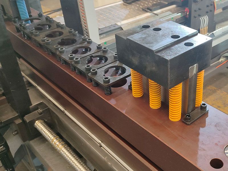 macchina lavorazione sbarre 8 stazioni